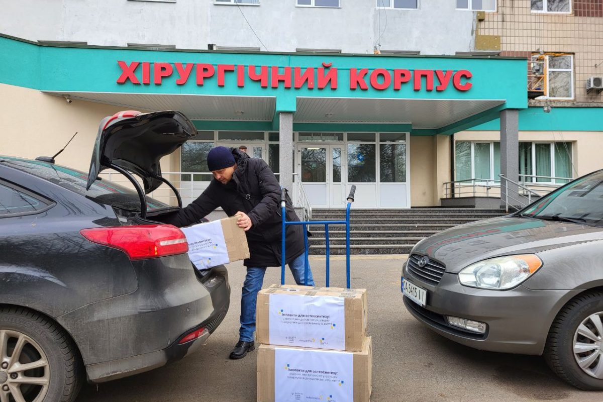 Українці зможуть повернутися до повсякденного життя: імпланти для остеосинтезу вже доступні для пацієнтів, які постраждали внаслідок війни